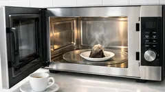 Odore nel microonde, prova la bustina di tè usata lasciata una notte