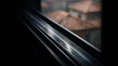 Il trucco della pellicola trasparente per pulire i binari delle finestre in metà tempo